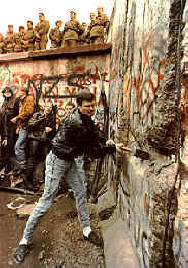 ai111.photobucket.com_albums_n137_mrboat_Breaking_down_Berlin_Wall_1989.jpg