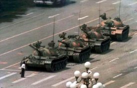 awww.charleslipson.com_Images_Tiananmen_tanks_sole_protester.jpg