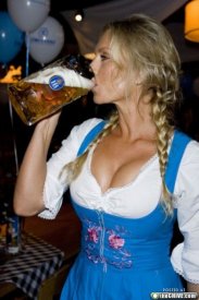 a2.bp.blogspot.com__GARycjinq80_UGPw85isYqI_AAAAAAAAIew_8le6_dx0DgE_s1600_oktoberfest_girls_35.jpg