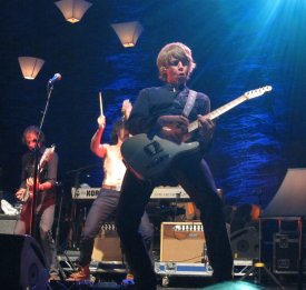 ai5.photobucket.com_albums_y187_sparkchaser1998_bar_Wilco_20show_wilco12.jpg